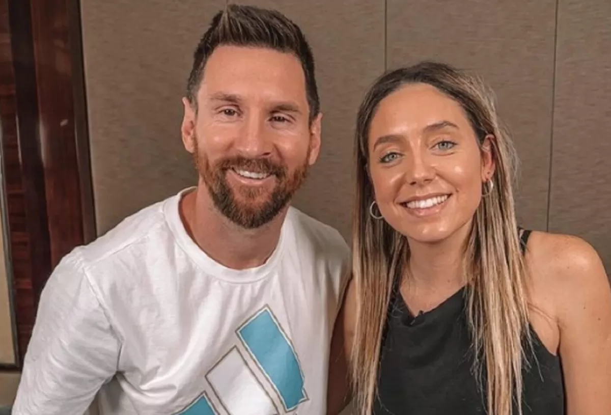Lionel Messi junto a la periodista Sofía Martínez