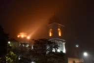 Una intensa niebla volvió a instalarse en la noche tucumana