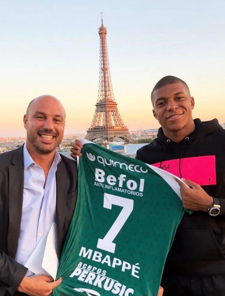 EN PARÍS. Ferrer y Mbappé posaron con la camiseta y la Torre Eiffel de fondo. .