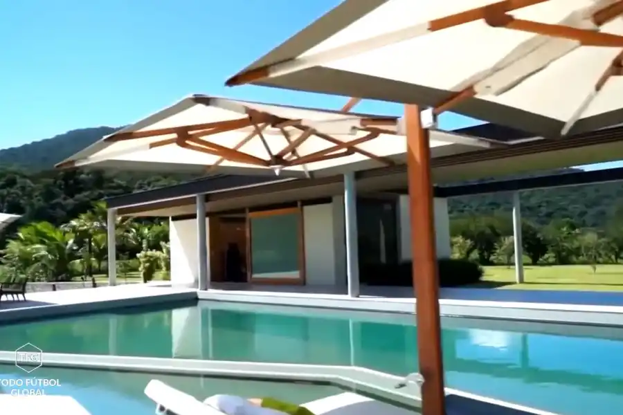 Escándalo, multa y detención en la exorbitante mansión de Neymar en Río de Janeiro