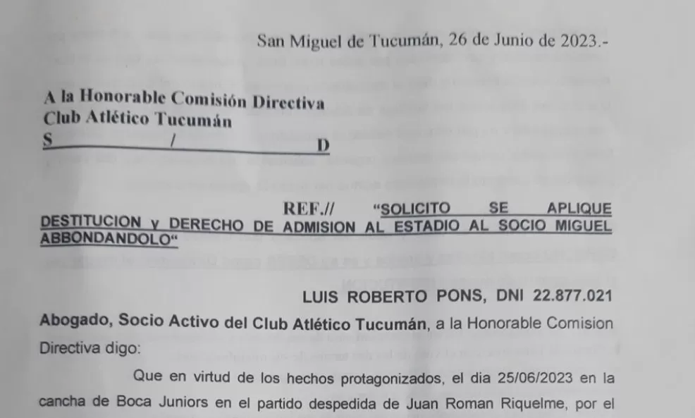 Un socio de Atlético Tucumán hizo una presentación oficial en el club para destituir al dirigente que estuvo en la cancha de Boca