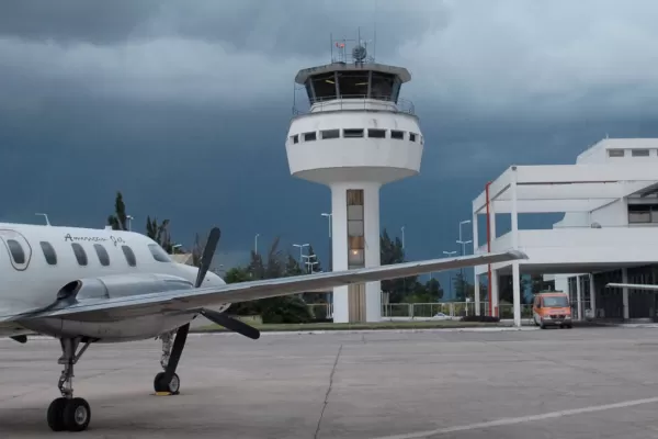 El aeropuerto Benjamín Matienzo volvió a estar operativo aunque hay demoras en los vuelos