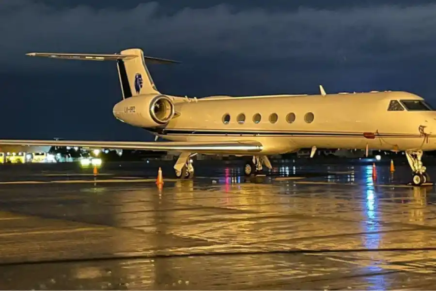 El avión privado en el que Messi y su familia viajan por el mundo.