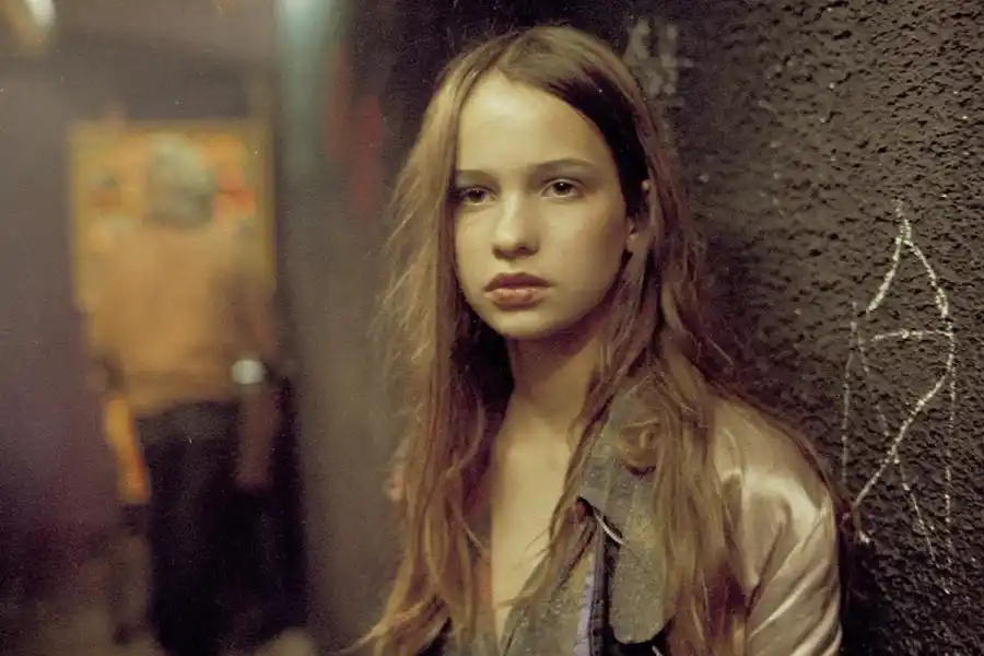“CHRISTIANE F.” Una adolescente explora el lado oscuro de las discotecas en la Alemania de 1970.