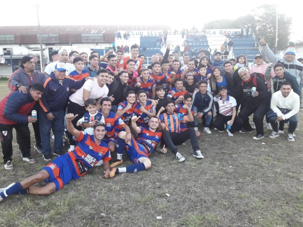 ALEGRÍA SIN FINAL. Jugadores, auxiliares, dirigentes e hinchas de Llorens festejaron un triunfo que valió “doble”. Foto Carlos Oardi