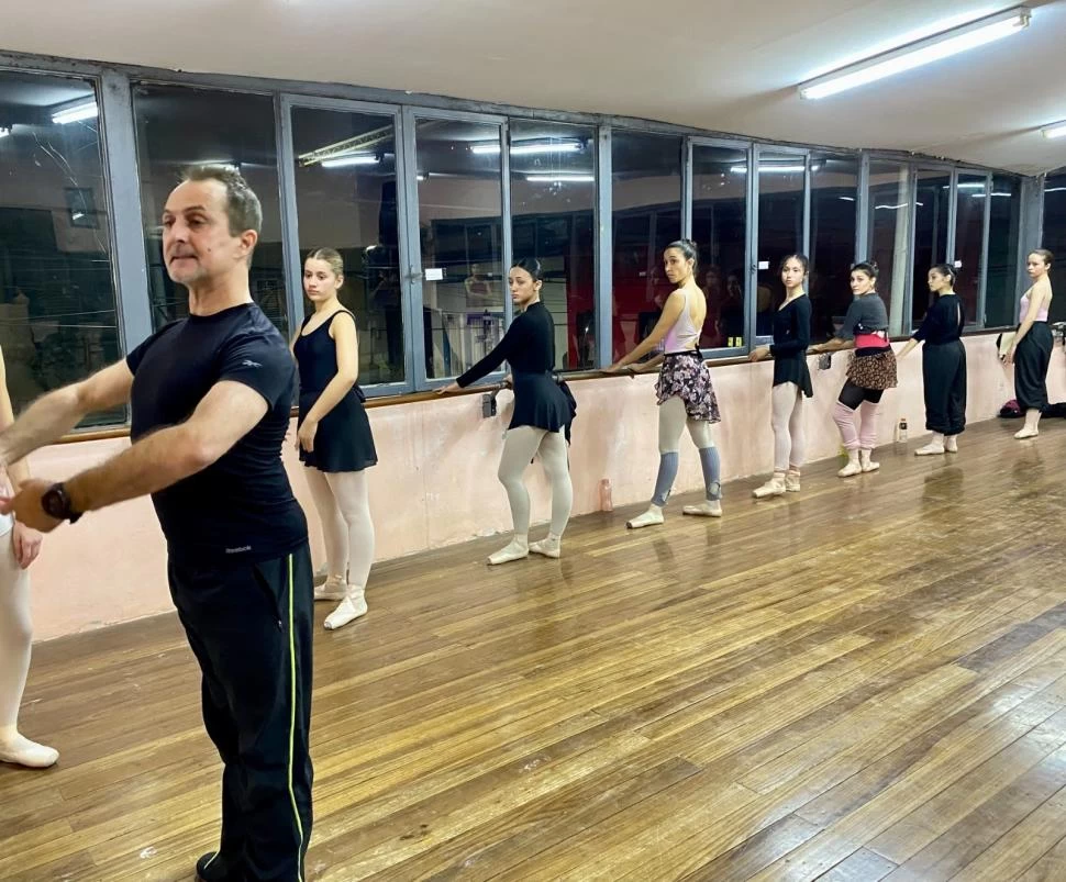 TALENTO PARA COMPARTIR. El argentino Sergio Neglia dictó clases en la Fundación Bajo Jardín de Tucumán para difundir su visión del ballet clásico. 
