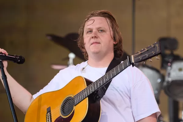 Video: un músico sufrió un episodio de Tourette en pleno show y el público lo ayudó a cantar