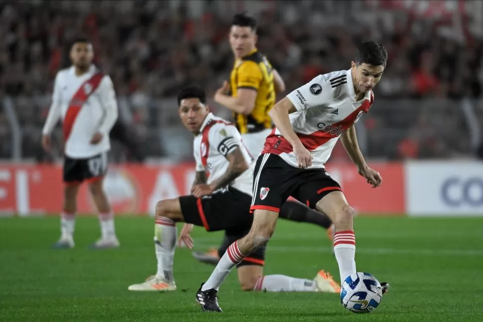 NO ESTUVO FINO. “Nacho” Fernández se mostró impreciso en varios pasajes del partido disputado en el Monumental. 