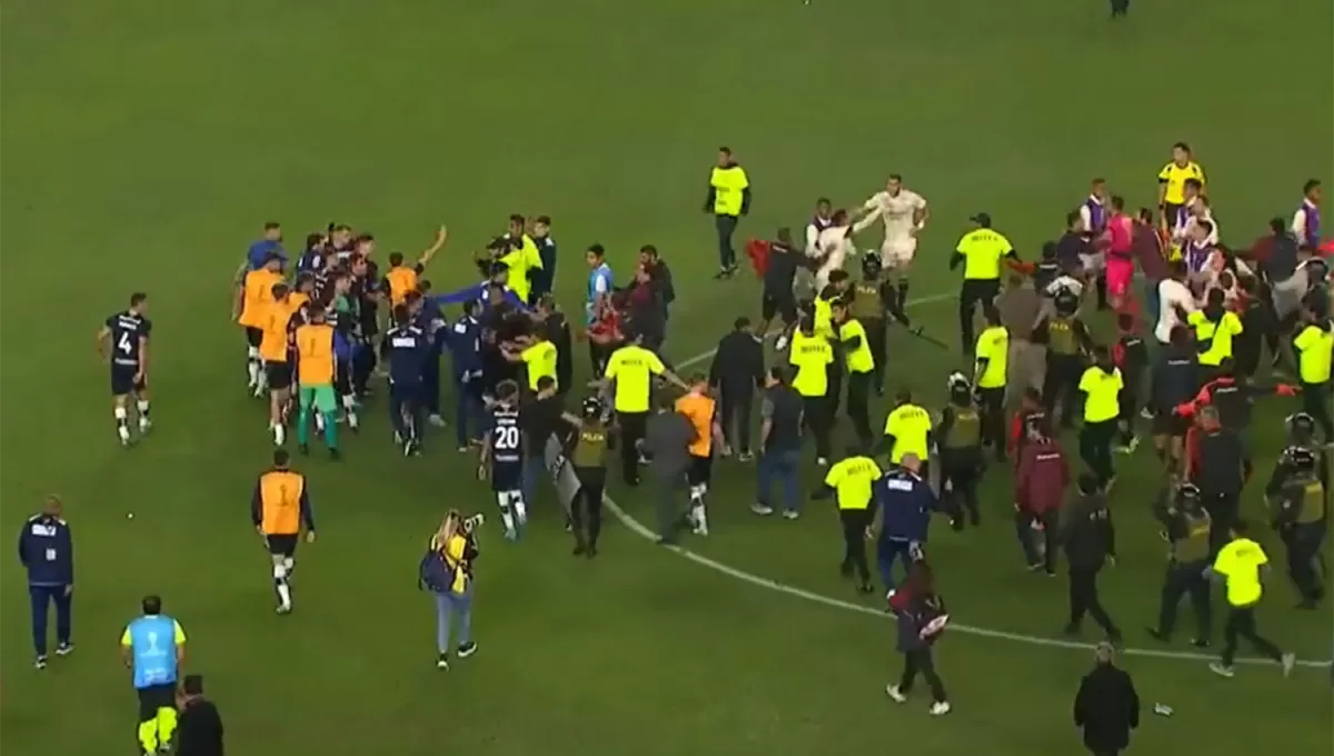 PAPELÓN. Los jugadores de Gimnasia y Universitario desataron la violencia luego del cierre del partido.