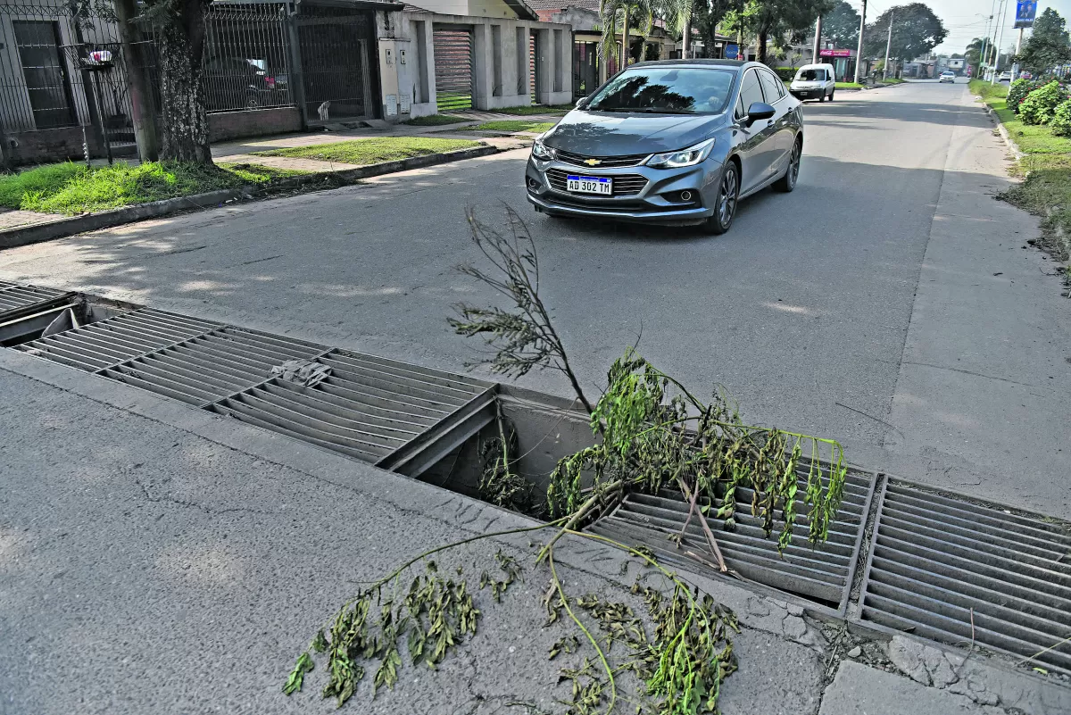 UNA TRAMPA. El peligro de bocas de tormenta y rejillas rotas o ausentes. 
