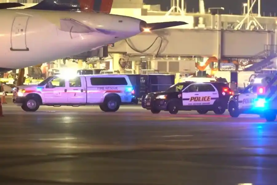 Bomberos, policías y paramédicos rodean el avión que con una turbina succionó a un empleado de pista en San Antonio, Texas. (Foto: Kens5.com)