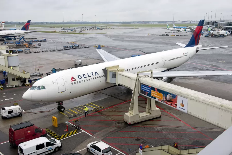El trágico hecho ocurrió minutos antes del descenso de pasajeros de un vuelo de Delta.