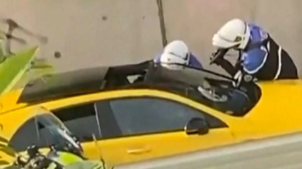 CONTROL. Un video compartido en redes muestra a agentes que detienen el vehículo y que uno de ellos dispara.  