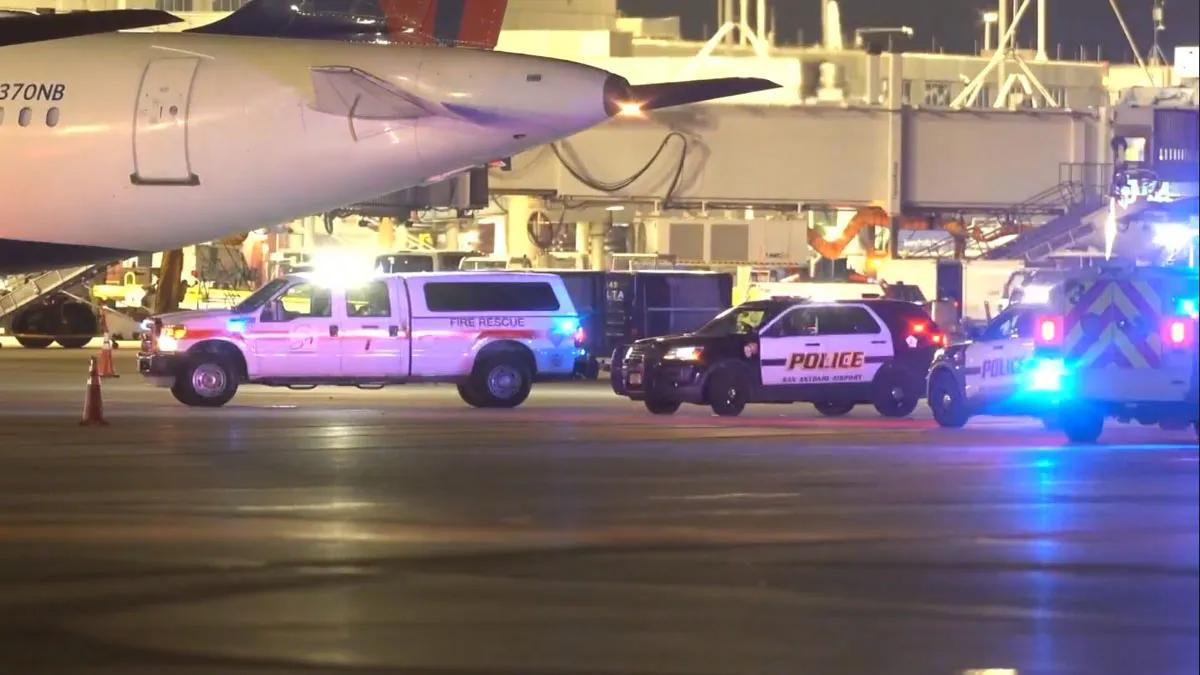 Bomberos, policías y paramédicos rodean el avión que con una turbina succionó a un empleado de pista en San Antonio, Texas. (Foto: Kens5.com)