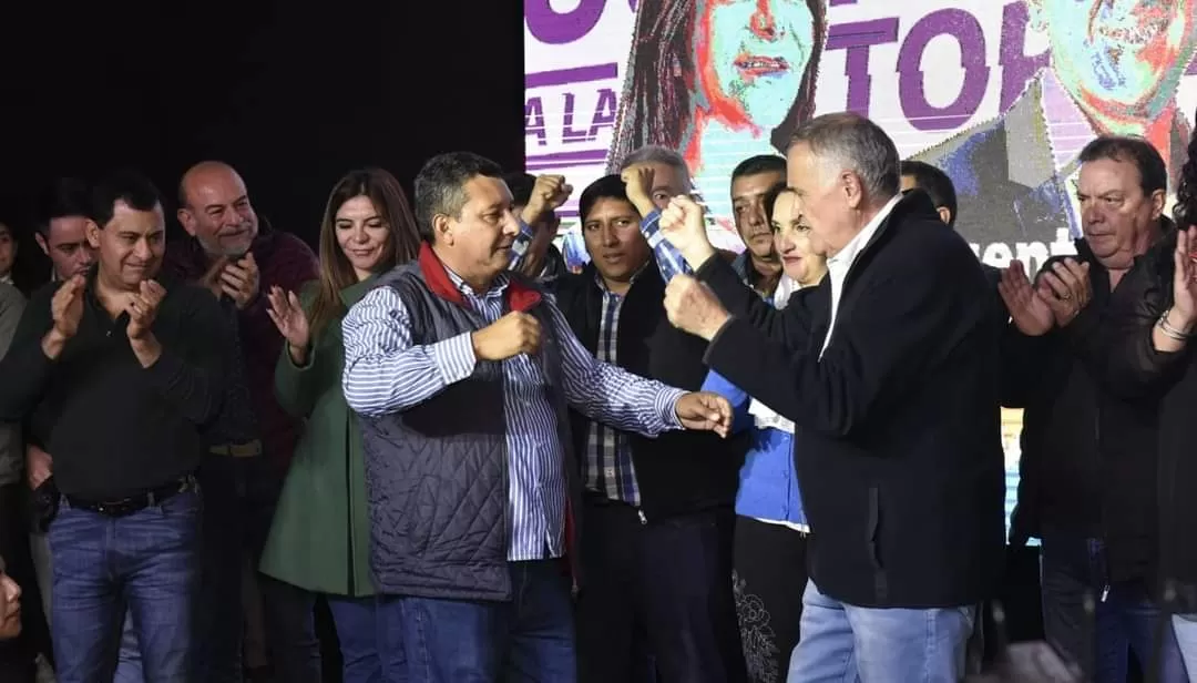 ARMADOR ELECTORAL EN EL ESTE. Darío Monteros saluda al gobernador electo, Osvaldo Jaldo, durante un acto de campaña. Foto de Twitter @DarioMonterosOK