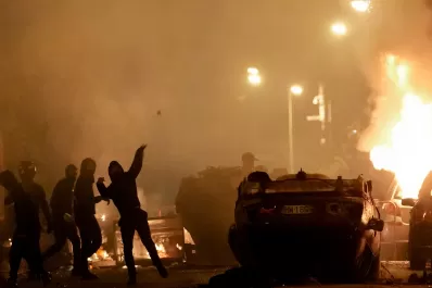 Francia convulsionada: saqueos, quema de autos y edificios y casi 900 detenidos