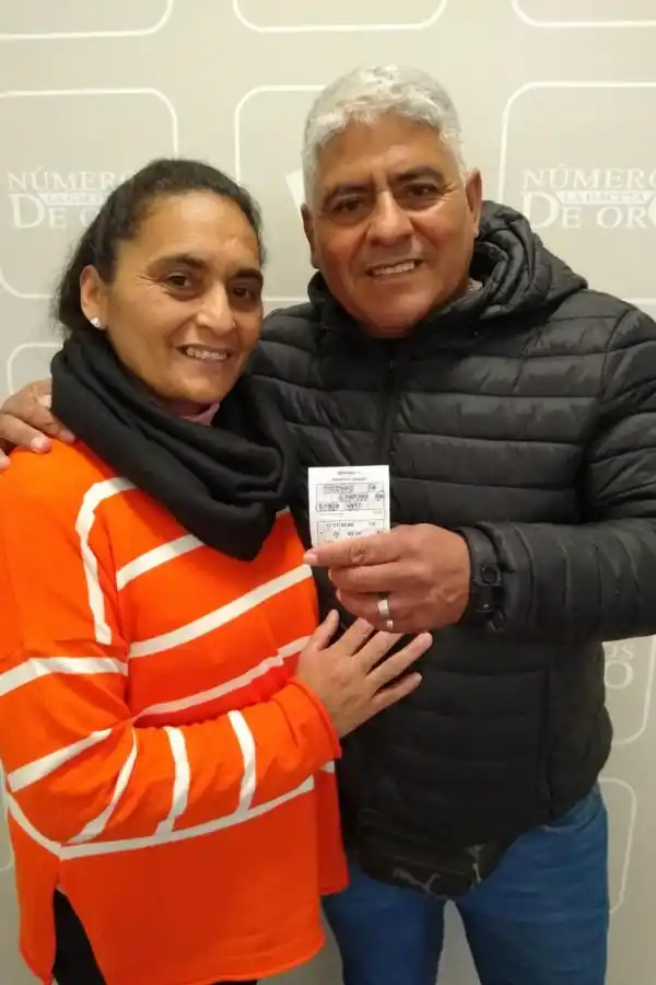 CÉSAR GÓMEZ. Junto a su pareja.  