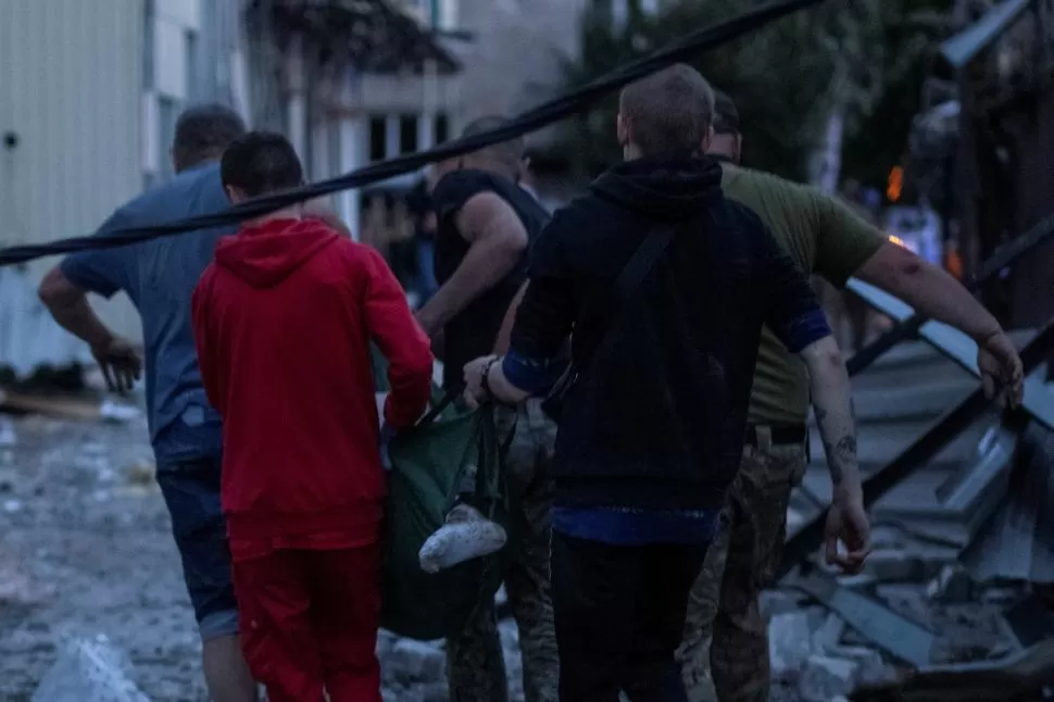 BOMBARDEOS. El drástico aumento de muertos en conflictos durante 2022 se atribuye a la guerra en Ucrania.  reuters