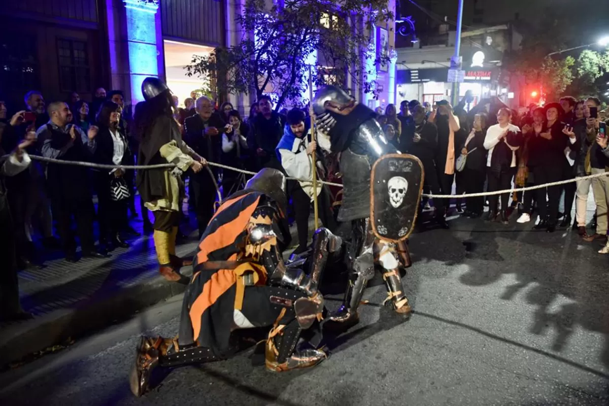 EN LA VEREDA. Hubo intervenciones artísticas a modo de bienvenida en la apertura. 