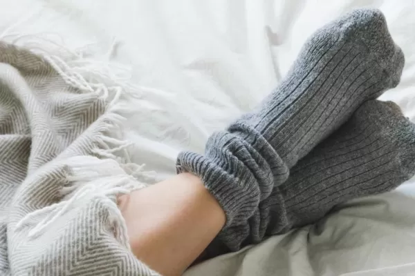 ¿Dormir con o sin medias? Un estudio reveló qué es lo más saludable