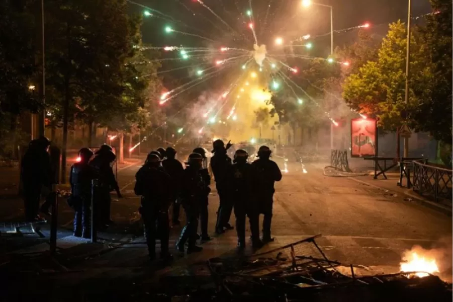 En medio de los disturbios, los manifestantes saquearon una tienda de fuegos artificiales y los usaron para atacar a la policía.