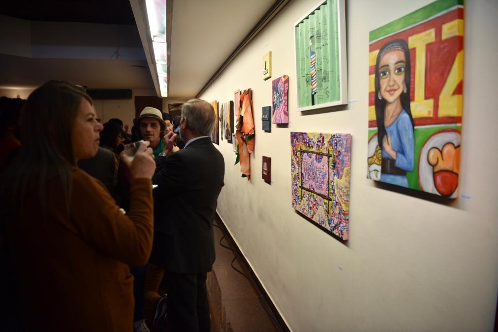 EN LA SALA DE BOLETERÍA. Se inauguró la muestra colectiva de arte “Ronda de amigos”.