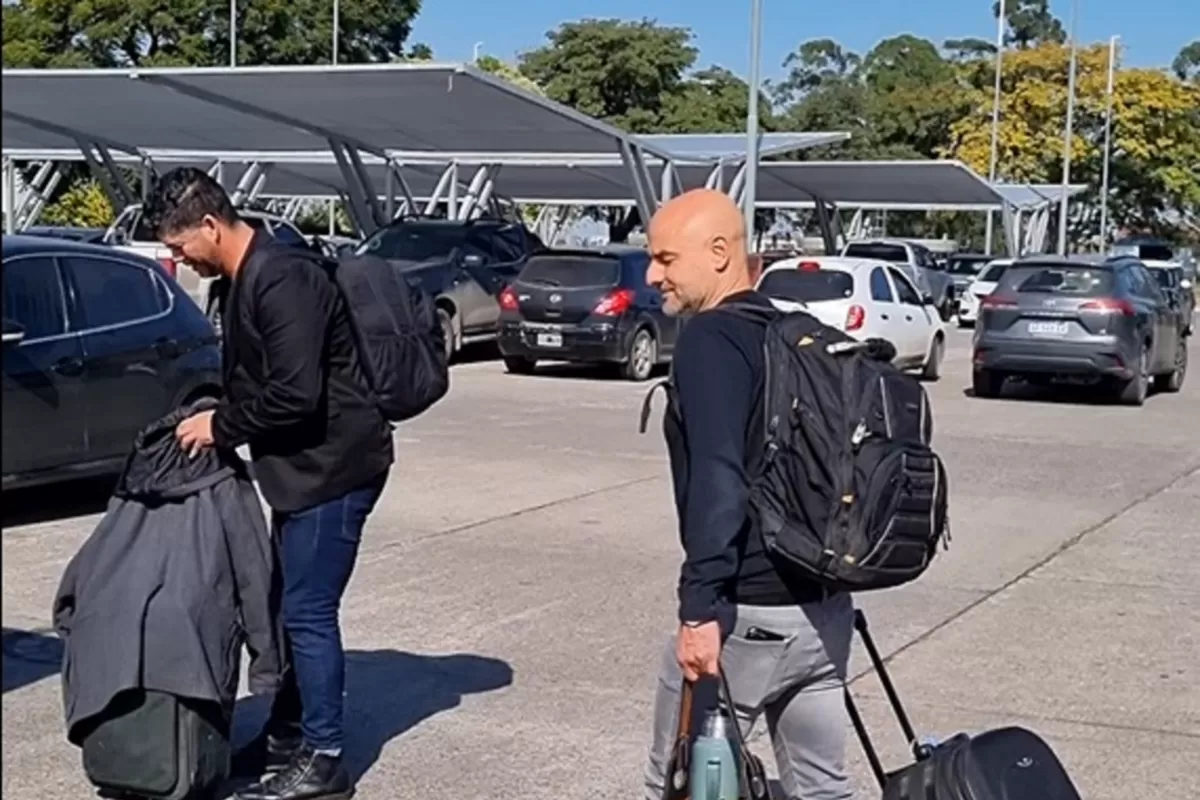 Gómez coloca su maleta en la baúl del vehículo; mientras que Orsi se acerca caminando. CAPTURA DE VIDEO