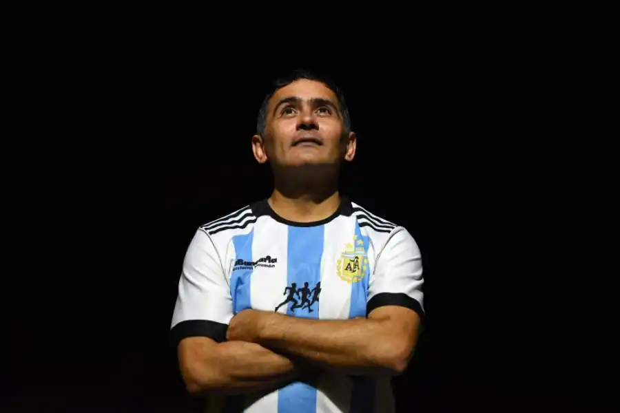 EL PROFE. Ángel es uno de los mentores de la escuela solidaria.