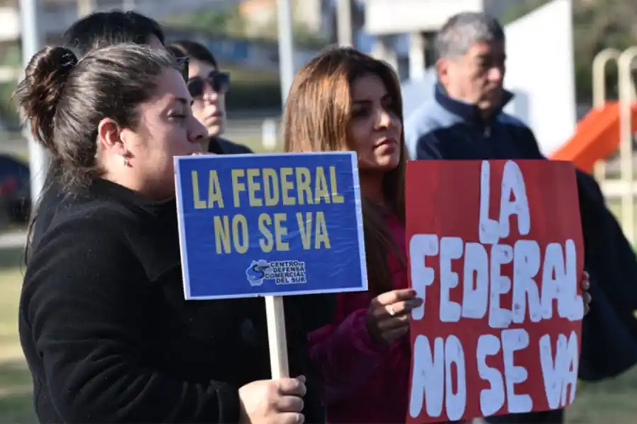 RECLAMOS. Con carteles, los vecinos se manifestaron en contra del traslado de la subdelegación de la Policía Federal hacia Aguilares.