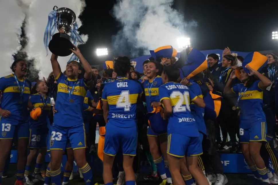 IZQUIERDA: el festejo de Boca campeón. ARRIBA: Banini, figura de la Selección. instagram boca juniors 