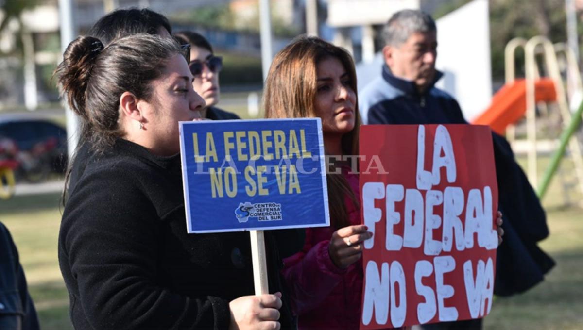 RECLAMOS. Con carteles, los vecinos se manifestaron en contra del traslado de la subdelegación de la Policía Federal hacia Aguilares.