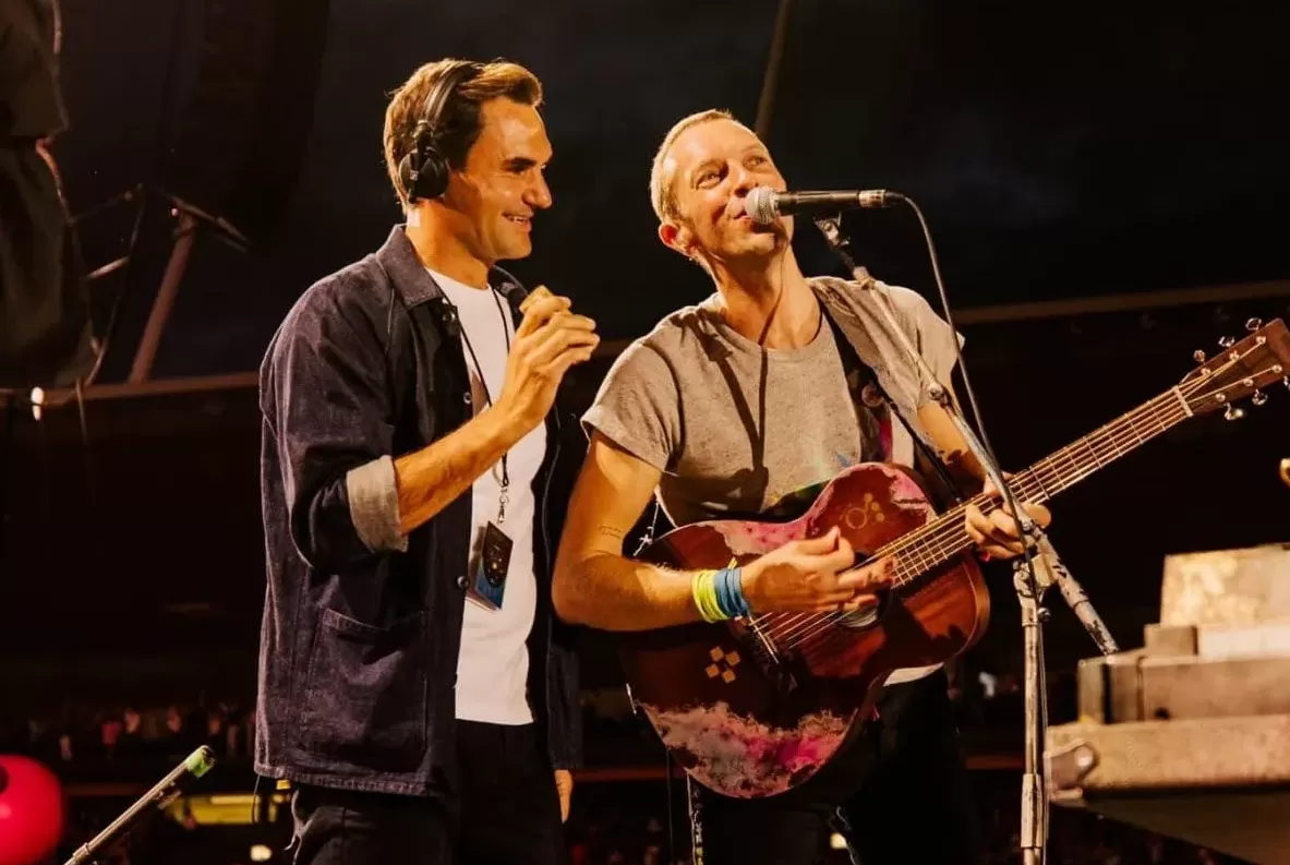 Roger Federer fue a ver Coldplay y subió al escenario a cantar con Chris Martin