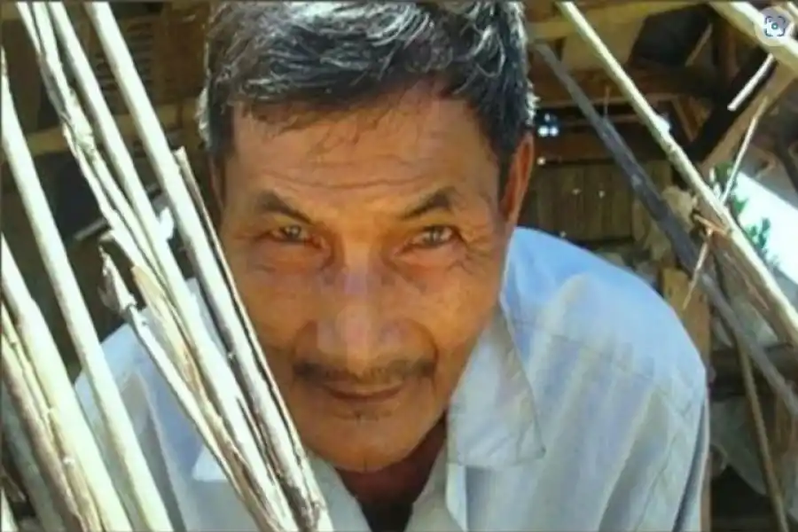 Como nunca duerme, no tiene cama en su casa.