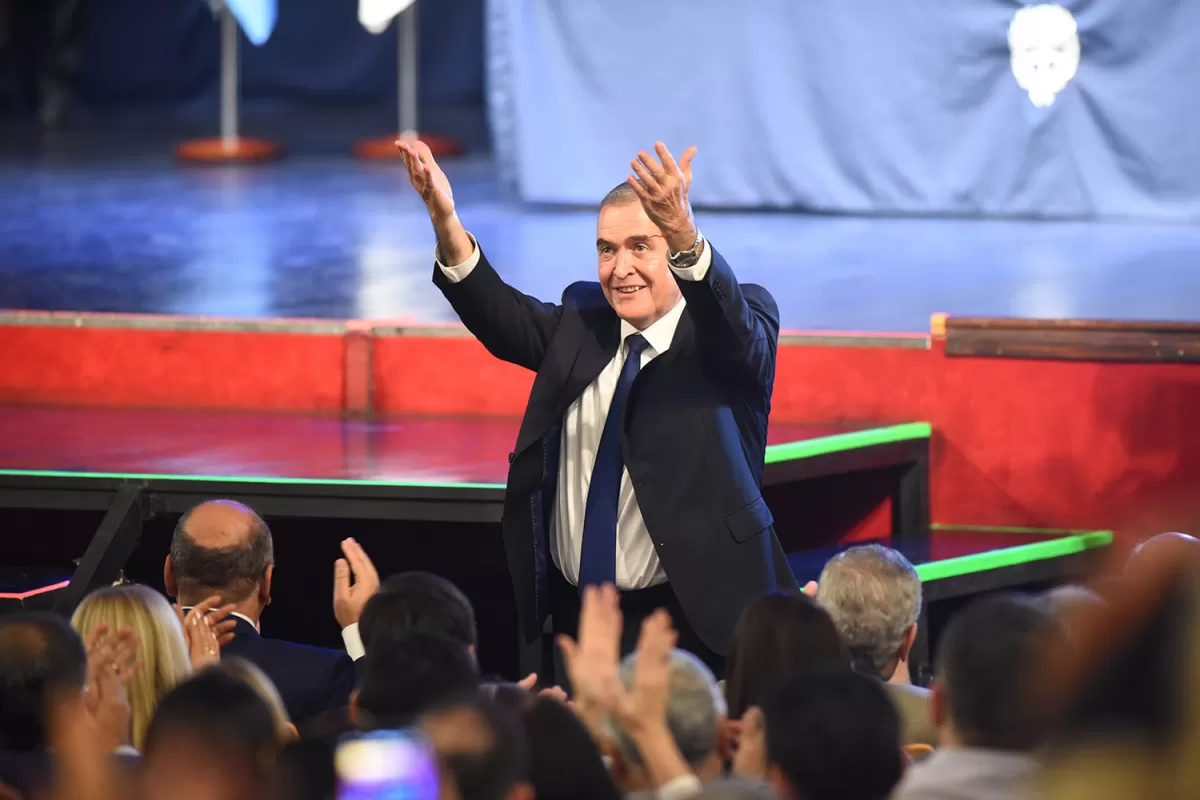 SALUDO PARA LOS PALCOS. El gobernador electo, Osvaldo Jaldo, alza los brazos ante el público, en el acto de entrega de diplomas a cargo de la JEP.
