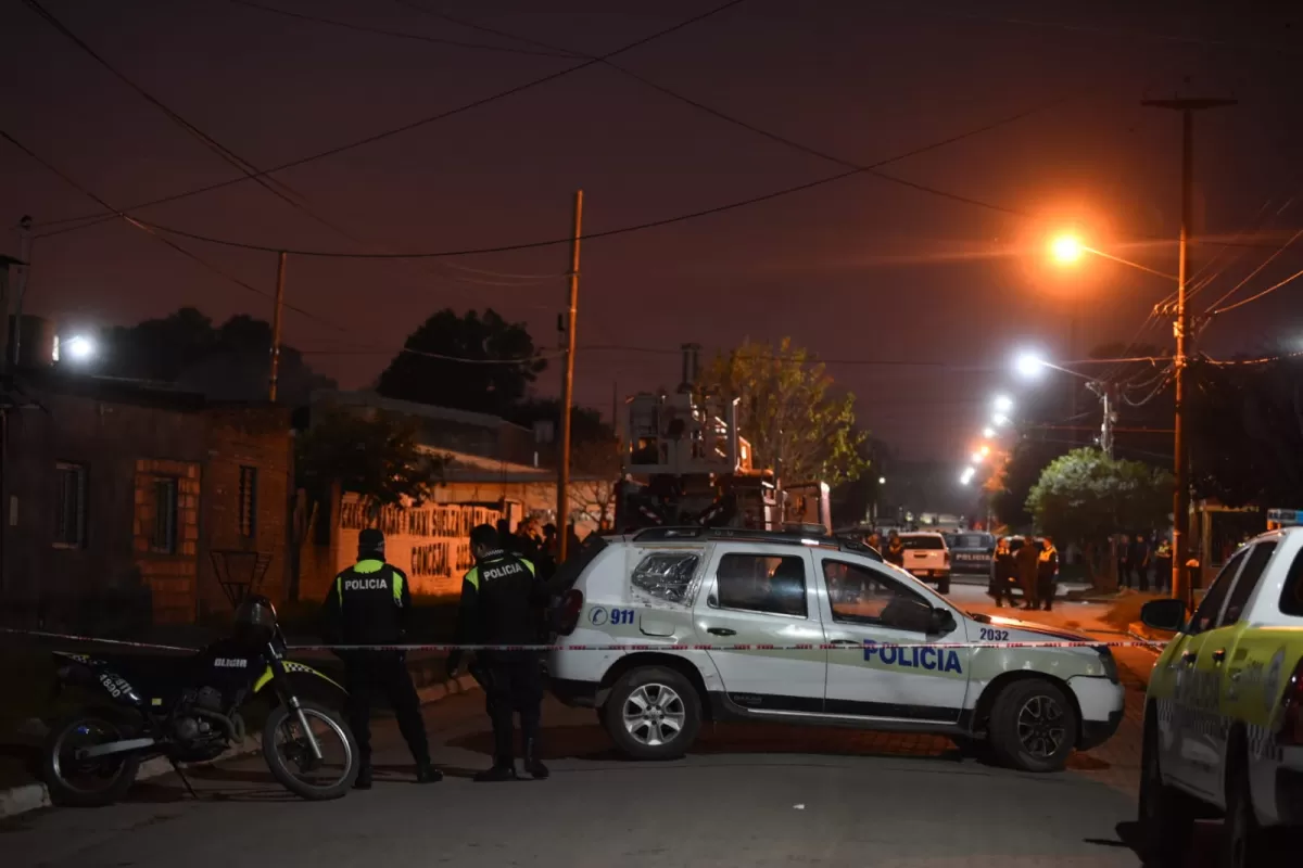 ZONA VIGILADA. Policías realizaron un operativo en el barrio donde fue asesinada la adolescente de 15 años.