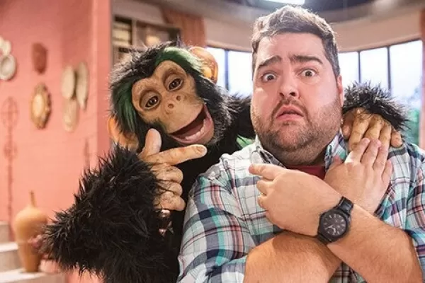 Disney estrena “C.H.U.E.C.O.”, una comedia al estilo “Alf”, con Darío Barassi
