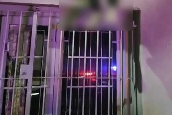 Intentó entrar a robar a un comercio y murió asfixiado: “Quedó colgado ahí”