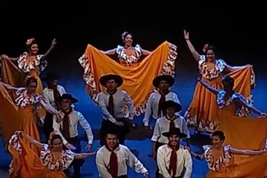 DESDE HACE 23 AÑOS. La academia folclórica Sonkko América dicta clases en el complejo Dickens de la UNT.