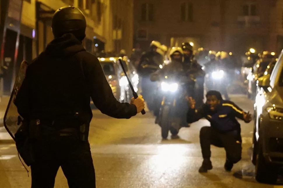 CARA A CARA. Los manifestantes en París confrontaron a la Policía. 