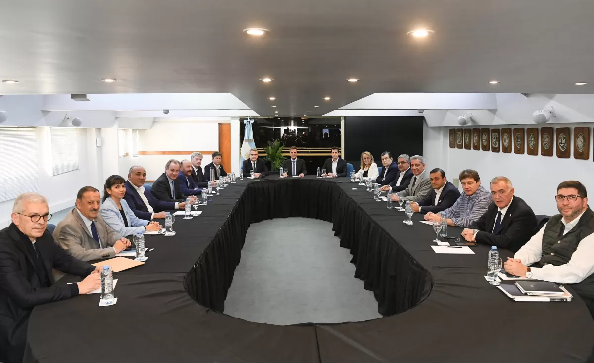 Massa, con el apoyo de los gobernadores oficialistas, designó a Wado De Pedro como jefe de campaña