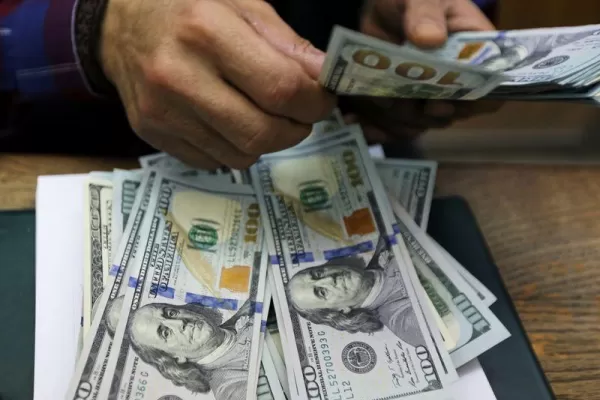 El dólar blue subió un peso y cerró a $492