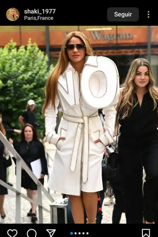 Shakira llamó la atención con un vestido que tenía un contundente mensaje