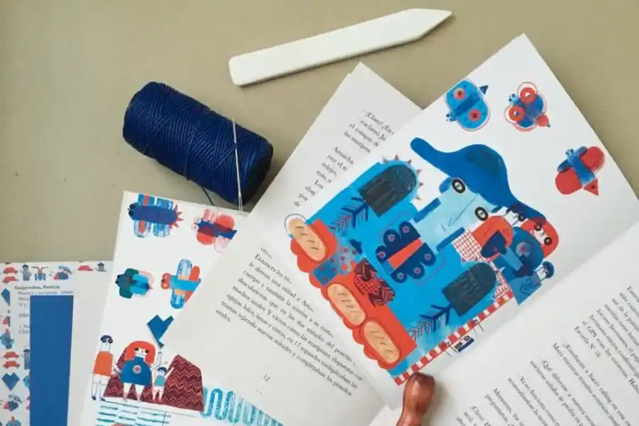 Relatos tejidos de azul y cariño patrio