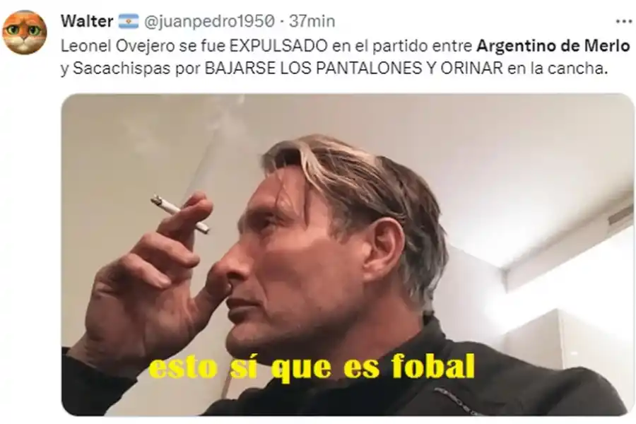 Video: un futbolista del ascenso fue expulsado por hacer pis en el campo de juego y generó una oleada de memes