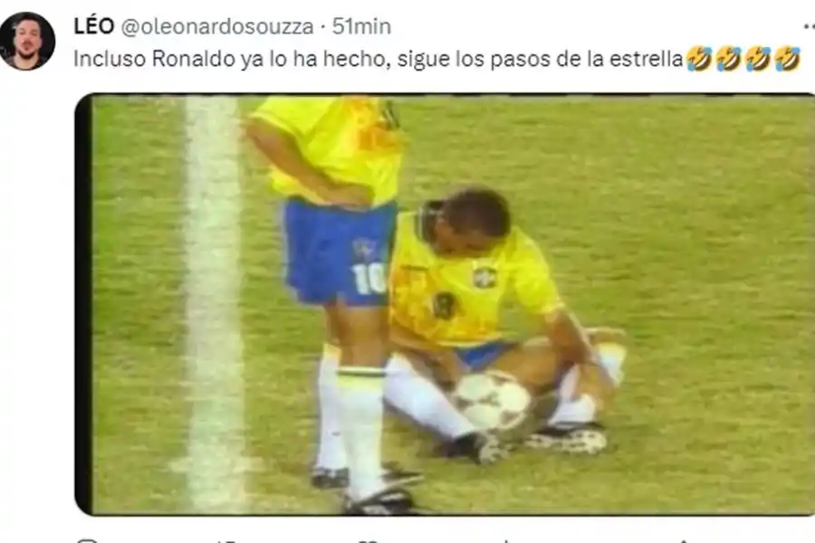 Video: un futbolista del ascenso fue expulsado por hacer pis en el campo de juego y generó una oleada de memes