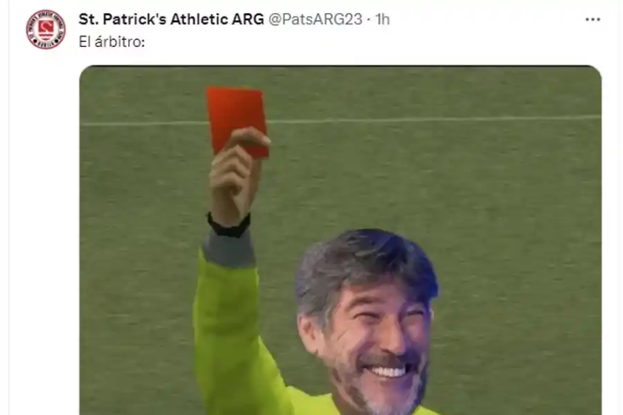 Video: un futbolista del ascenso fue expulsado por hacer pis en el campo de juego y generó una oleada de memes