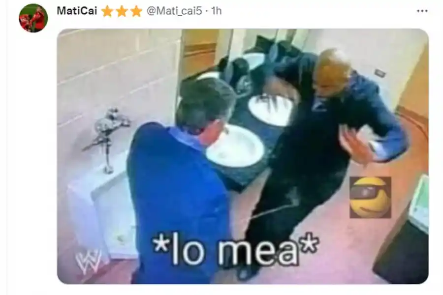 Video: un futbolista del ascenso fue expulsado por hacer pis en el campo de juego y generó una oleada de memes