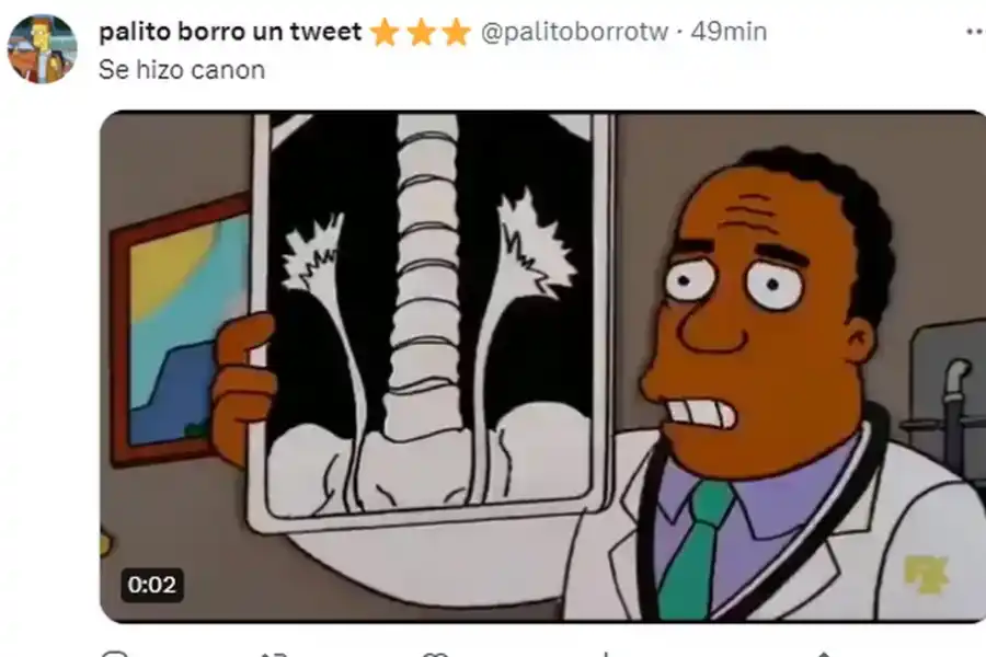 Video: un futbolista del ascenso fue expulsado por hacer pis en el campo de juego y generó una oleada de memes