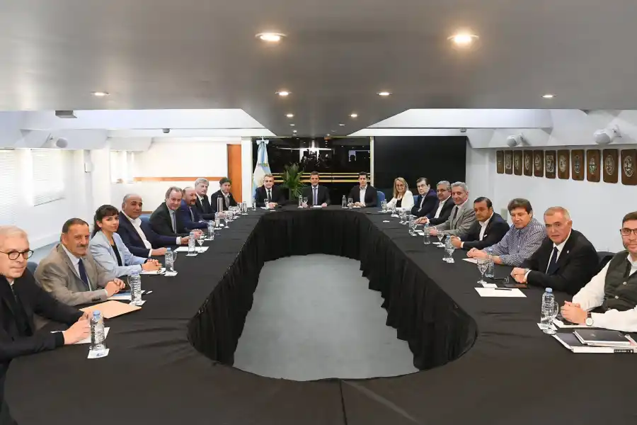 Massa, con el apoyo de los gobernadores oficialistas, designó a Wado De Pedro como jefe de campaña