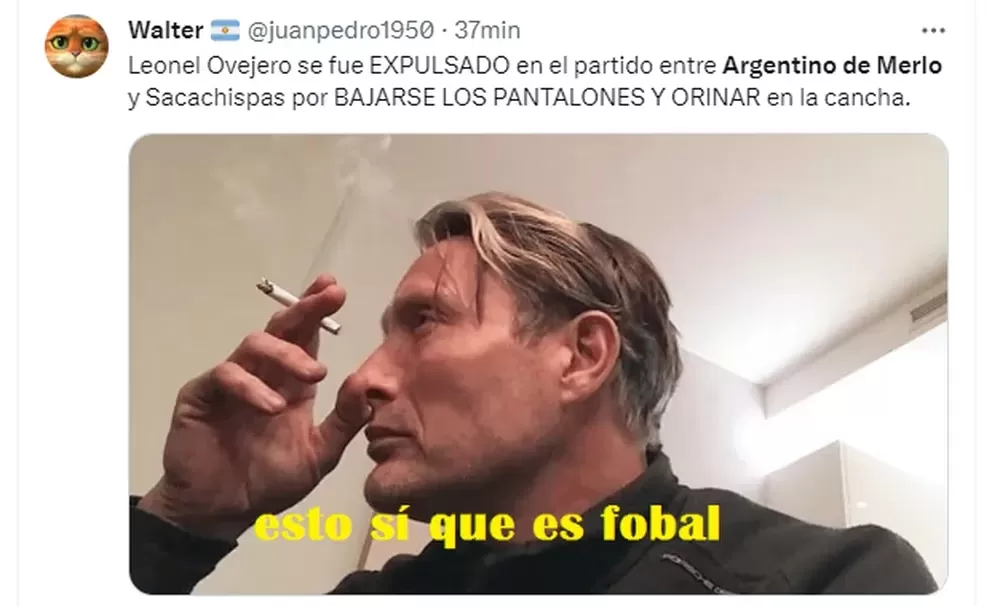 Video: un futbolista del ascenso fue expulsado por hacer pis en el campo de juego y generó una oleada de memes